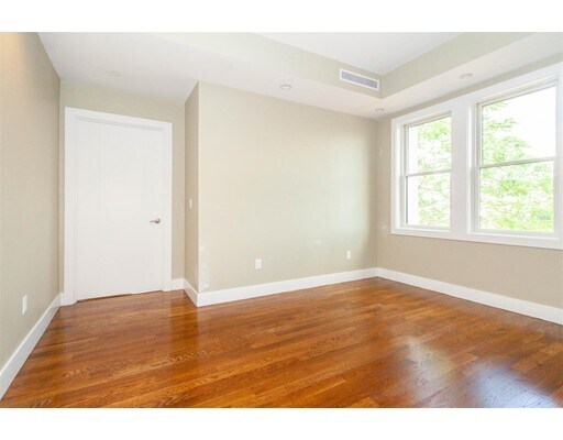 Foto del edificio - 906 E 2nd St