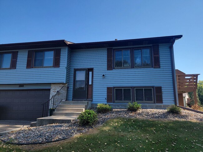 Building Photo - End unit Townhome in Blaine - FOR RENT