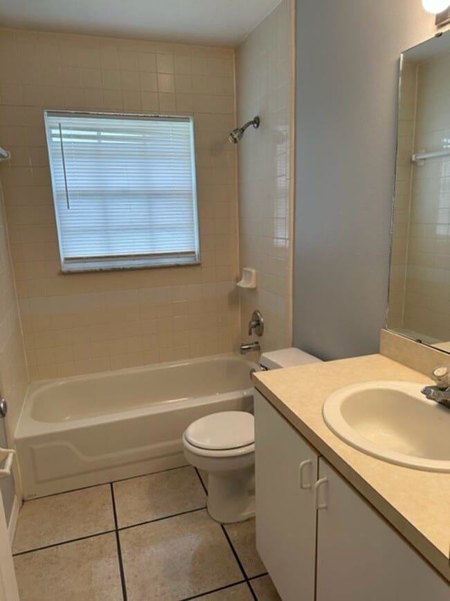 Building Photo - 2 Bed 2 Bath 1/2 Duplex in St Cloud close to Lakefront!