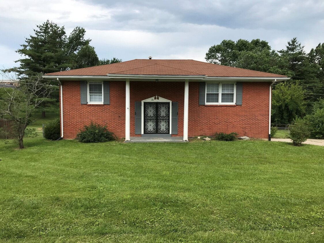 Primary Photo - Move In Ready 3 Bedroom 2 Bath Home w/ Garage