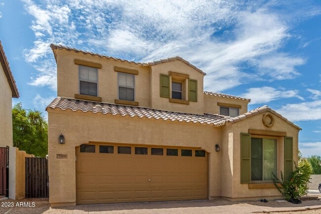Building Photo - Spacious 4 Bed, 3 Bath w/Loft on Corner Lo...