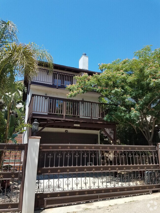 Twin Lake Park Apartments for Rent with Parking Chatsworth, CA 1