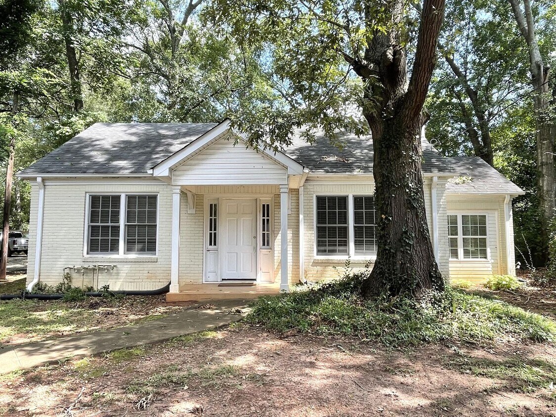 Foto principal - 3 Br House in Normaltown - Fall 2026 Prelease