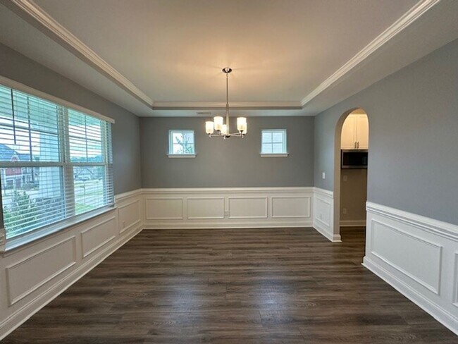 Foto del edificio - Spacious 4-Bedroom Home with Designer Fini...