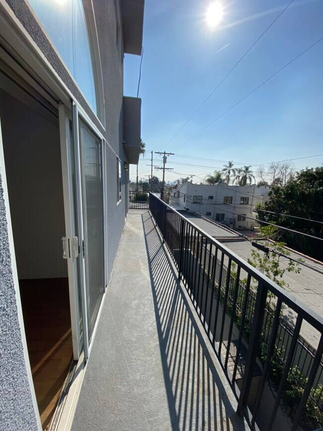 Building Photo - 811 N Hayworth Ave