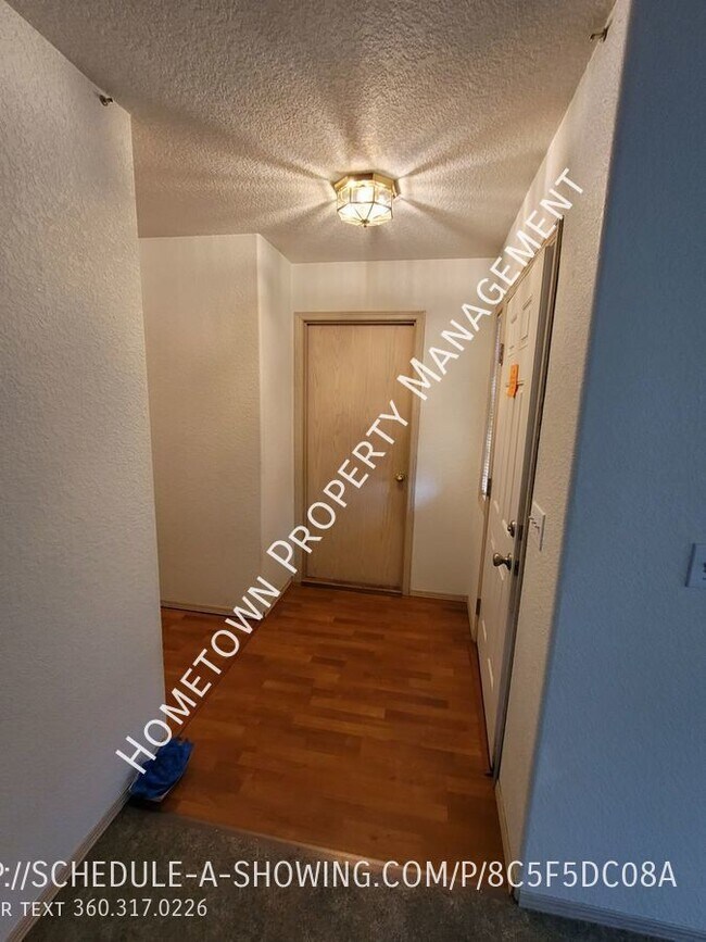 Building Photo - 3 Bedroom Rambler - Available NOW!