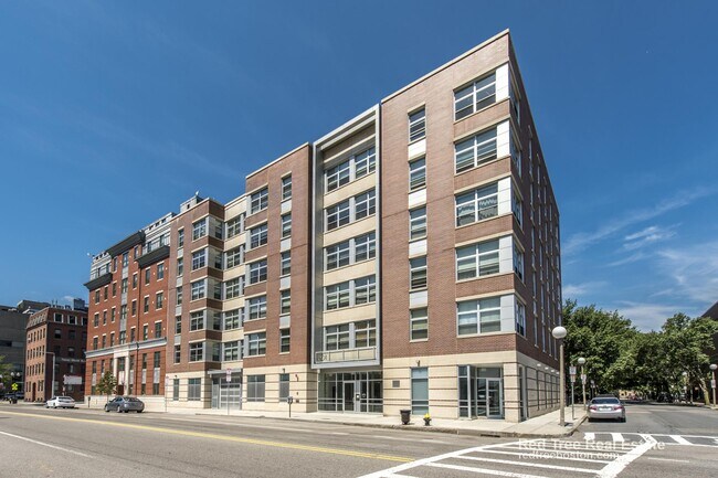 Building Photo - 601 Albany St