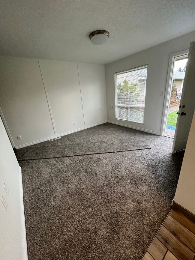 Building Photo - 1308 Willow Rd E