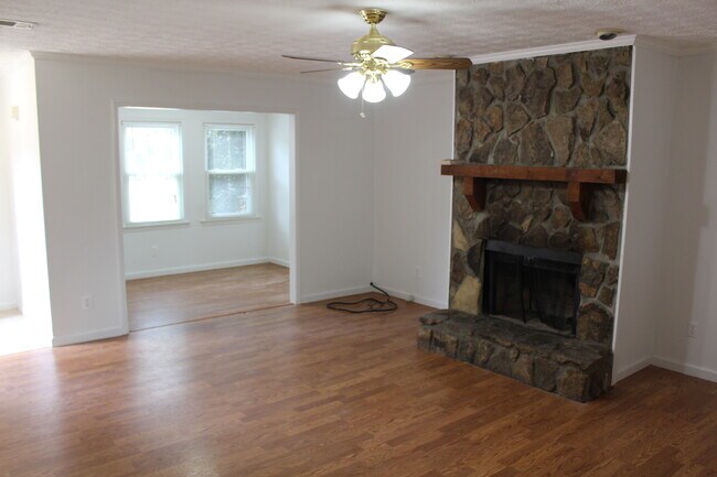 Sala de estar y solárium - 1906 Patterson Cir