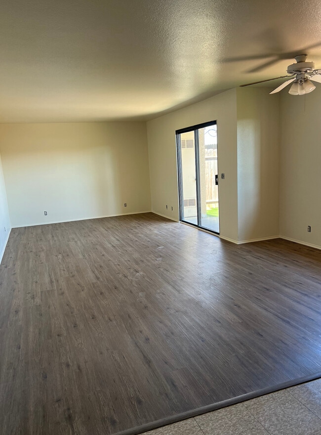 Building Photo - 724 W 6th Ave