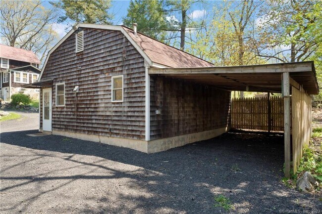 Foto del edificio - 588 Webbs Hill Rd