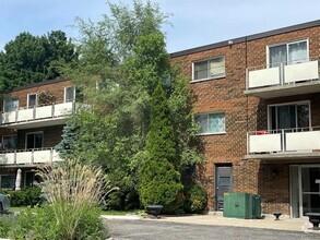Building Photo - 950 Eastlawn Av