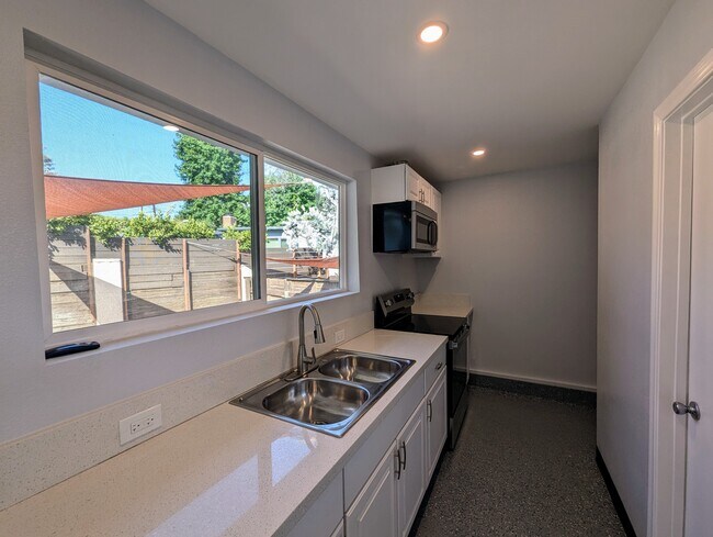 Building Photo - 4987 Glen Iris Ave