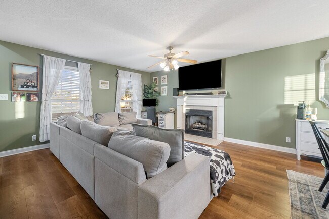 Foto del edificio - 1700 Cedar Springs Cir