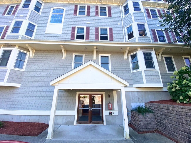 Building Photo - 391 Pleasant St