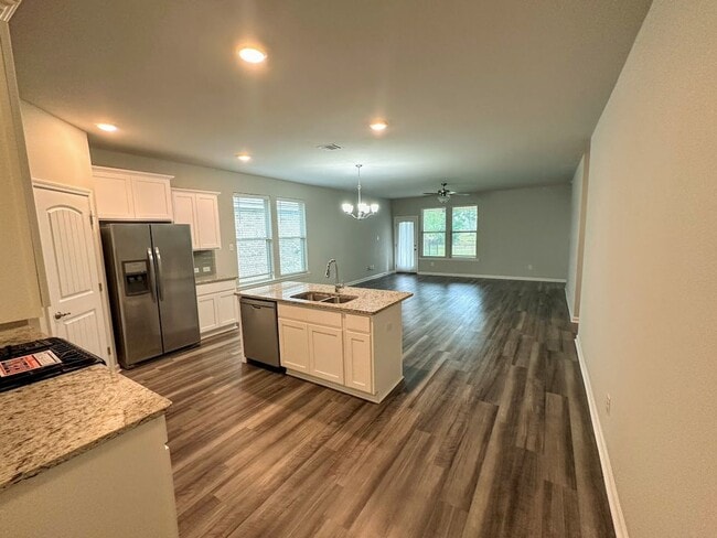 Building Photo - Stunning 4-Bedroom Home in Sawgrass at Wes...