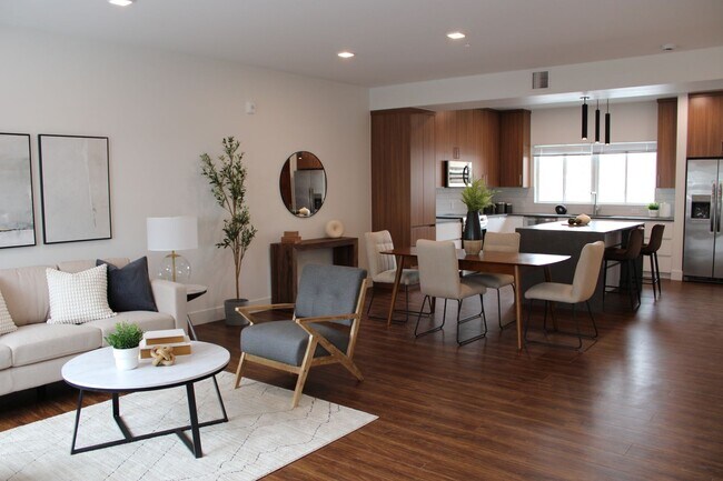 Building Photo - Stunning 3-Story Townhome in Oldtown Louis...
