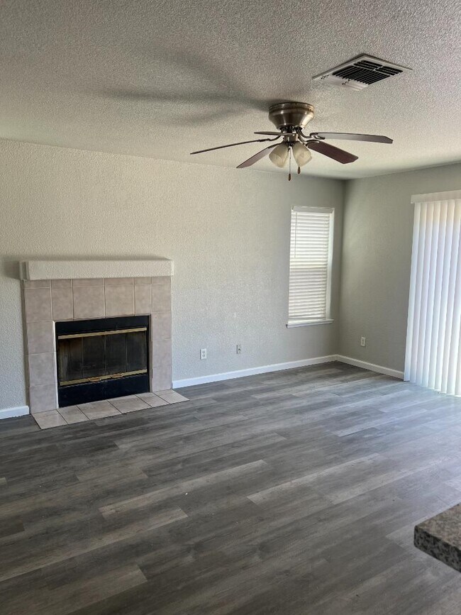 Foto del edificio - 6040 Oleander Ln