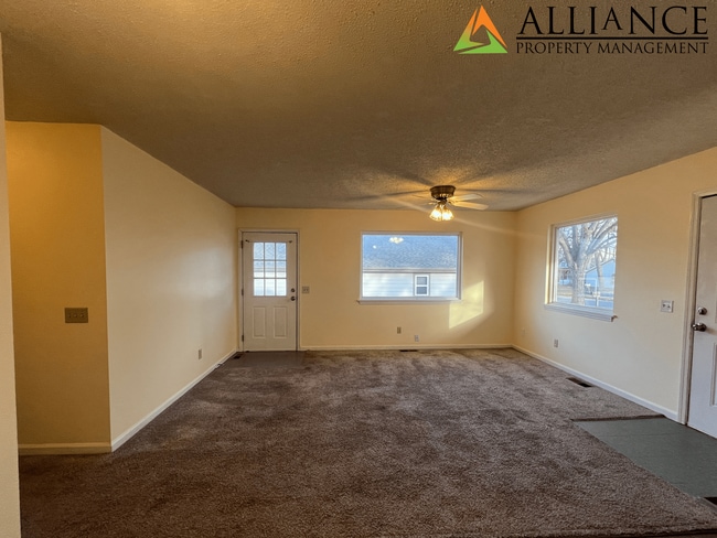 Building Photo - Spacious Rooms & Close to Downtown