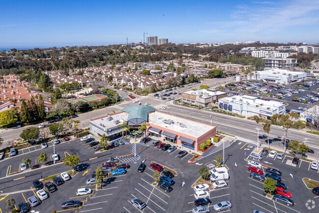 La Jolla Village residents have easy access to many retail and dining options.