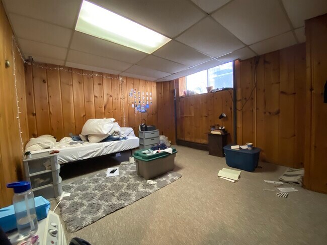 Bedroom - 517 E Ann St