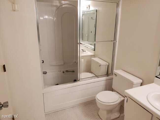Building Photo - 2 br, 1 bath Condo - 30052 W 12 Mile Rd