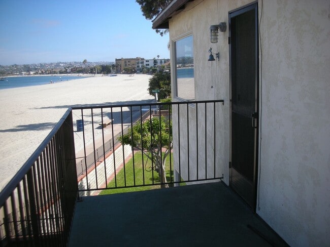 Building Photo - 2933-2935 Bayside Walk