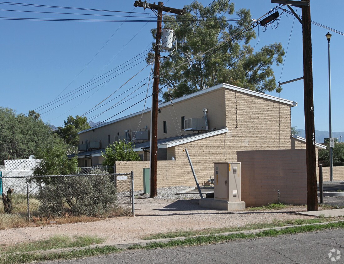 Building Photo - 4523-4531 E Seneca St