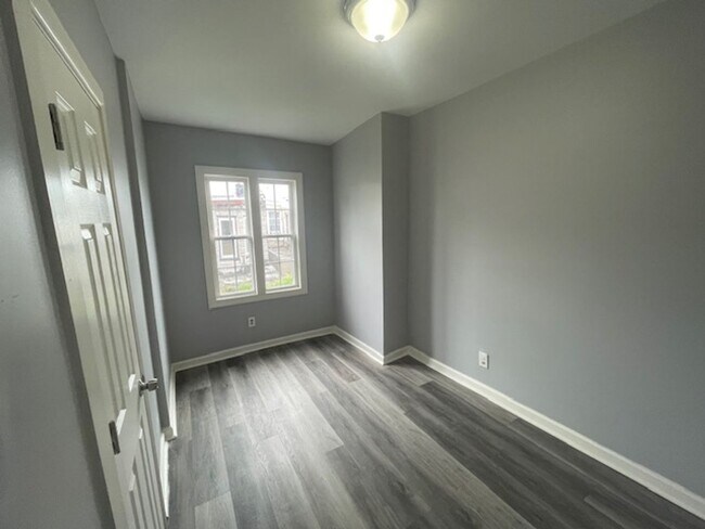 Foto del edificio - 3 Bedroom Home Available Now