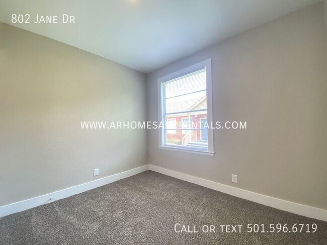Building Photo - 802 Jane Dr