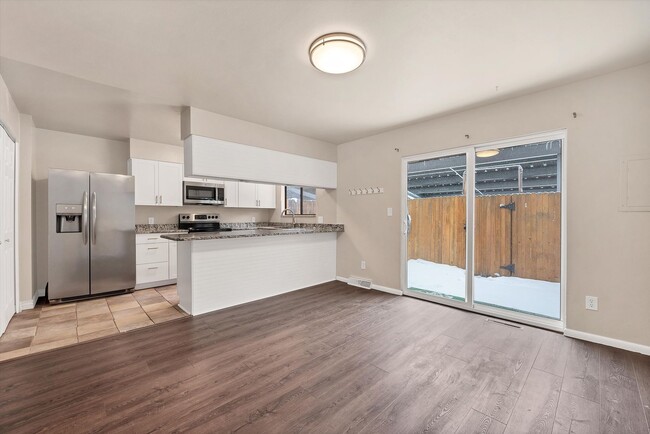 Building Photo - Bright & Spacious Townhome in Lakewood 2bd 2ba