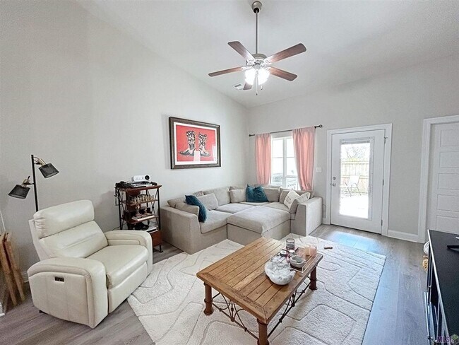 Foto del edificio - 2 Bedroom Townhome Near LSU| Gated Community