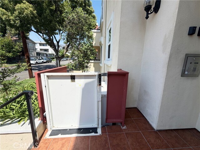 Building Photo - 300 E Providencia Ave
