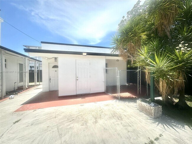 Foto del edificio - 30 NW 32nd Pl