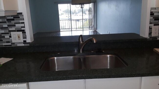 Foto del edificio - 715 S Beach St