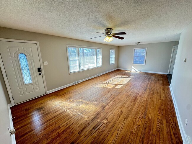 Building Photo - Fantastic 3 Bed 2 Bath Durham Ranch Brick Home