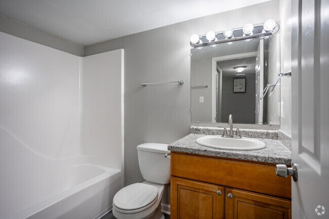 2 habitaciones, 1.5 baños - 950 pies cuadrados - Baño - Cedar Ridge Apartments