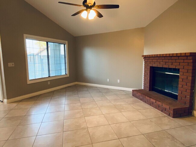 Foto del edificio - AVAILABLE NOW!!