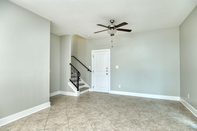 Building Photo - 605 Pecan Ave