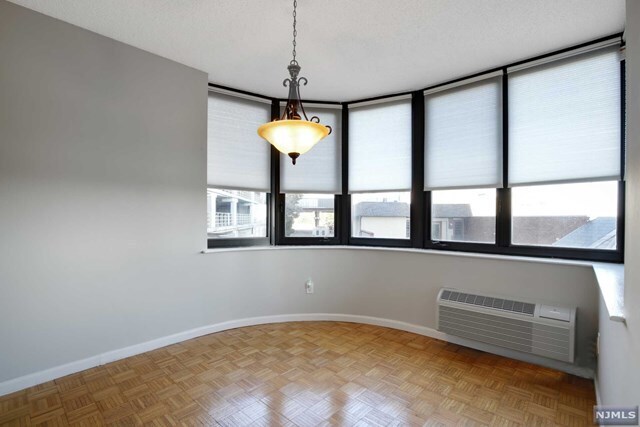 Building Photo - 100 Carlyle Dr