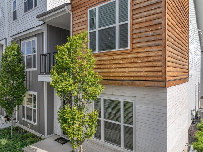 Foto del edificio - **LIKE-NEW, END-UNIT TOWNHOME WITH ATTACHE...