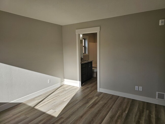 Building Photo - Brand New 3Bed, 2Bathroom Pons Unit With AC