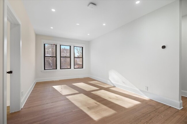 Foto del edificio - 4636 N Hamilton Ave