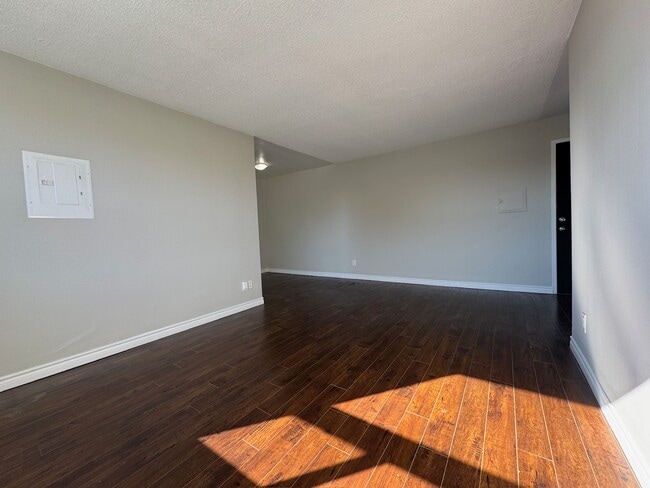 Building Photo - Updated 1 Bedroom & 1 Bathroom Apartment!