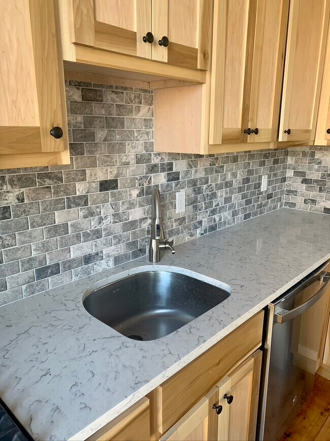 quartz counters - 557 Warren St