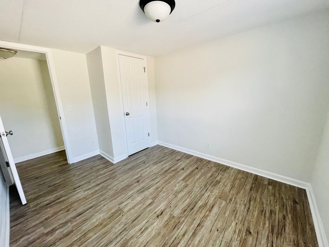 Foto principal - Completely remodeled 4 bedroom, 2 bath man...