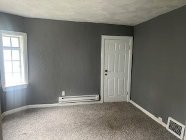 Building Photo - 1-Bedroom Apartment in Quiet 4-Plex with O...