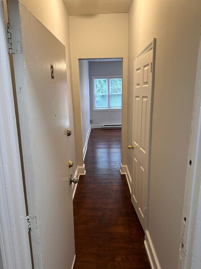 Building Photo - 2 Bedroom, 1 Bath apartment