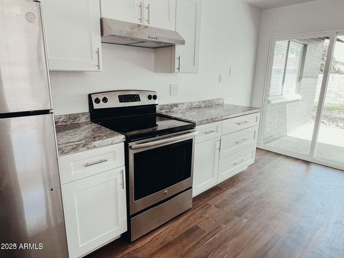 Foto principal - 2342 W Sunnyside Ave