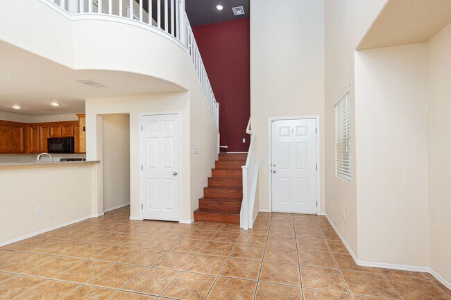 Foto del edificio - Very clean SW home near Sunset/215 for only $1875